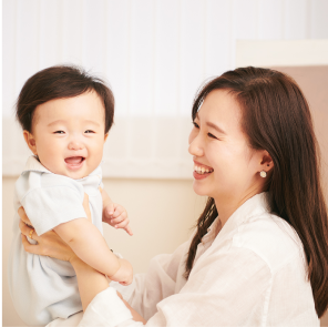 子供を抱く女性